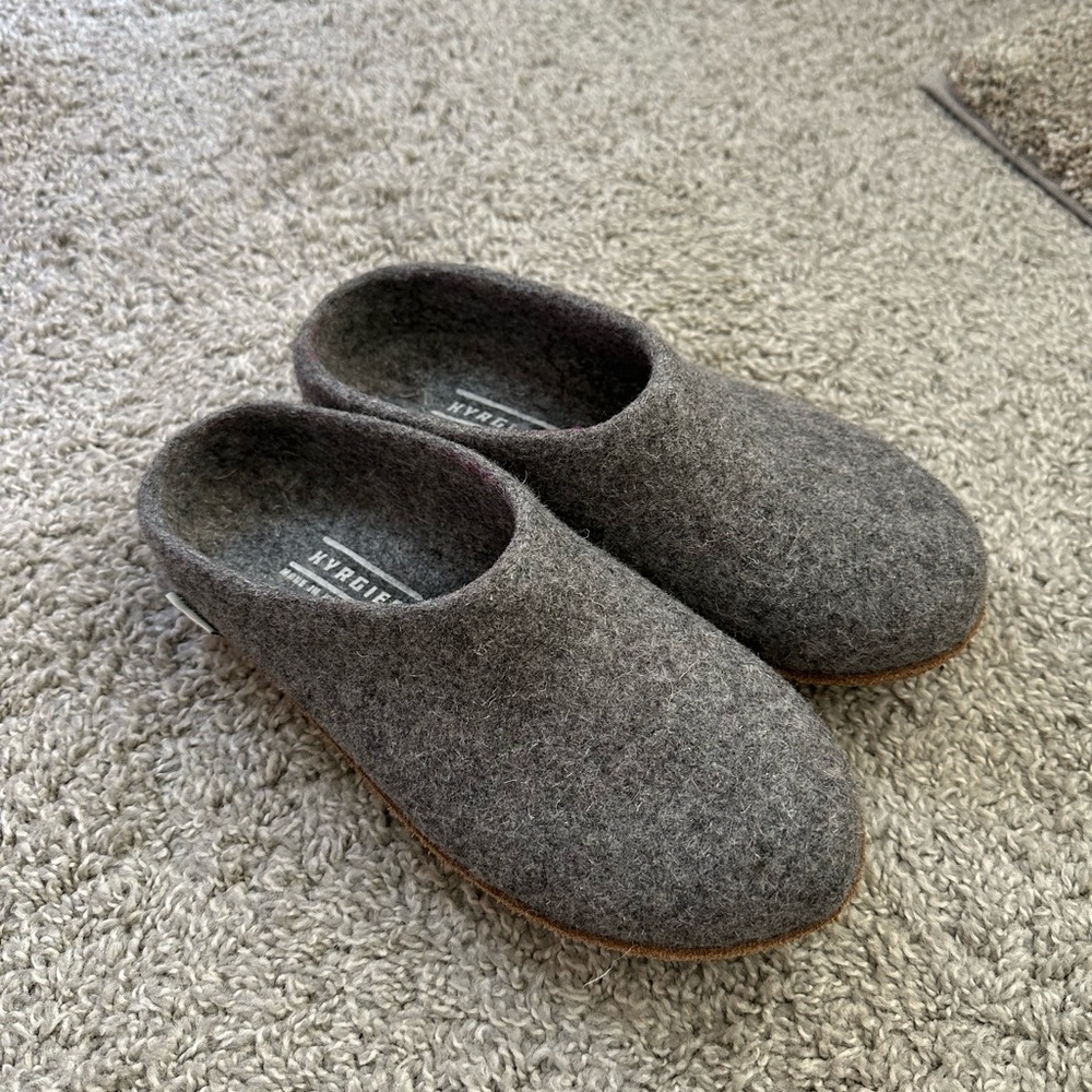 Kyrgies slippers